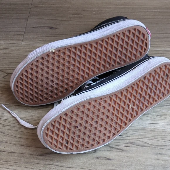 Vans Black‎ and White Low-Top Sneakers - Picture 6 of 6